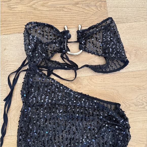 PrettyLittleThing - Sheer Sequin Mesh Cut Out Maxi Dress in Black - Picture 2 of 7